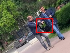 FOTO EXCLUSIV // Momentul în care avocatul lui Platon îi transmite o borsetă avocatului lui Dodon